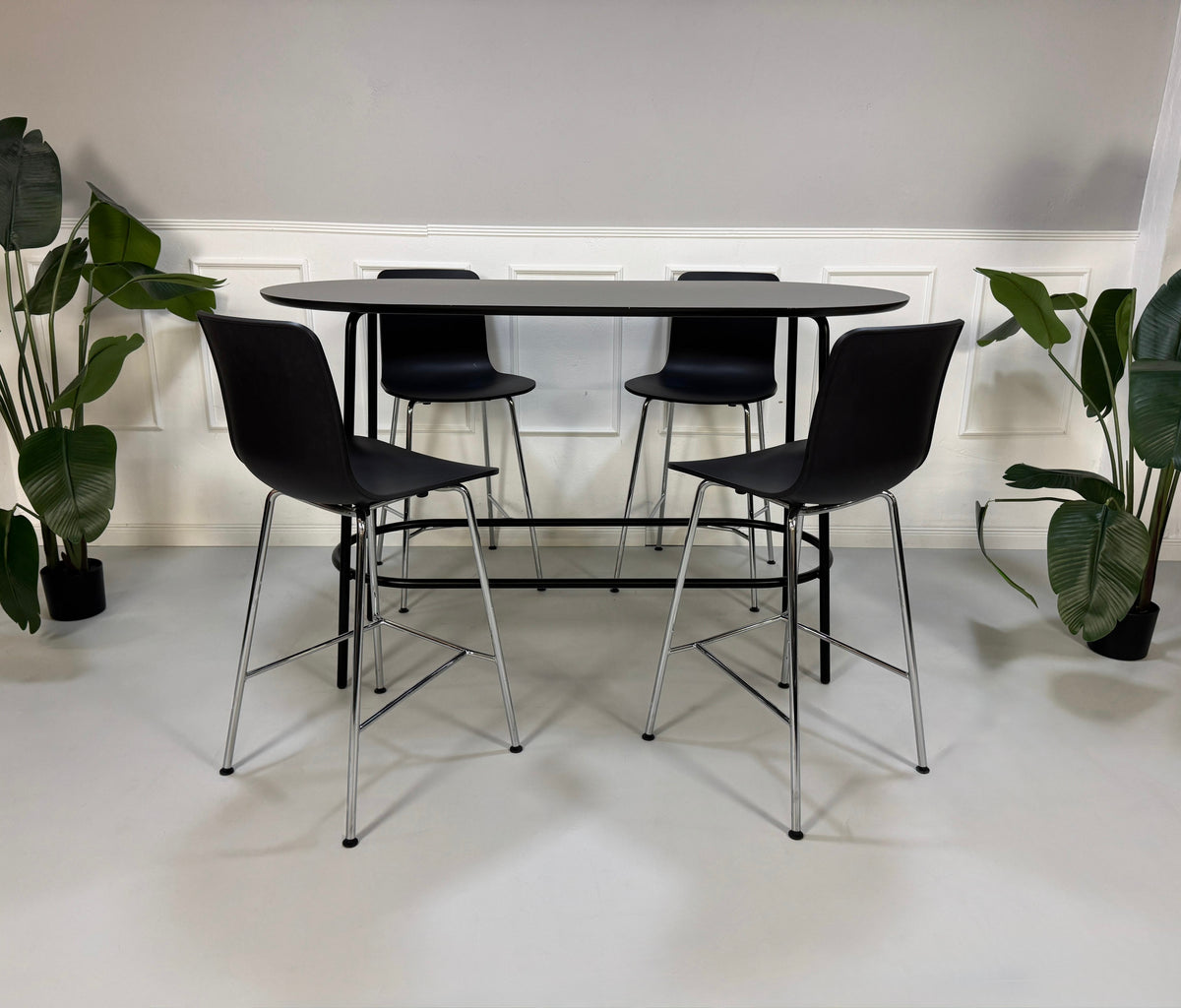 Gebrauchte Vitra Stühle vor einer Wand, stilvoll und modern eingerichtet.